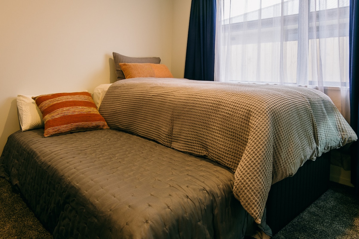 Third bedroom with trundler bed stowed away. Can be two king single beds with the option of two seperate beds or one on the floor set-up. All linens, pillows and towels are supplied.

第三卧室配有可收纳的下拉式床。也可以是两张特大单人床，或可以选择摆放成独立的两张床或者并排的方式。提供所有床单、枕头和毛巾。