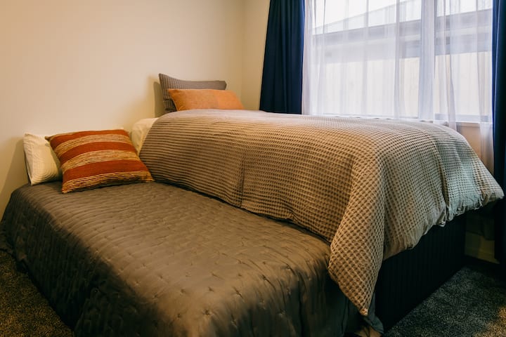 Third bedroom with trundler bed stowed away. Can be two king single beds with the option of two seperate beds or one on the floor set-up. All linens, pillows and towels are supplied.

第三卧室配有可收纳的下拉式床。也可以是两张特大单人床，或可以选择摆放成独立的两张床或者并排的方式。提供所有床单、枕头和毛巾。