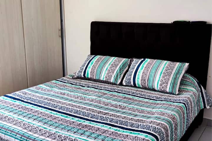 Habitación principal con baño privado.