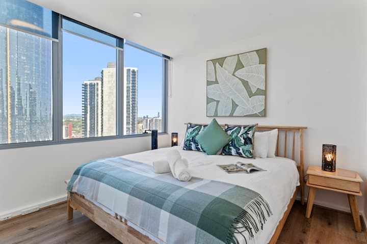 主卧设有从墙到墙的窗户和浴室。