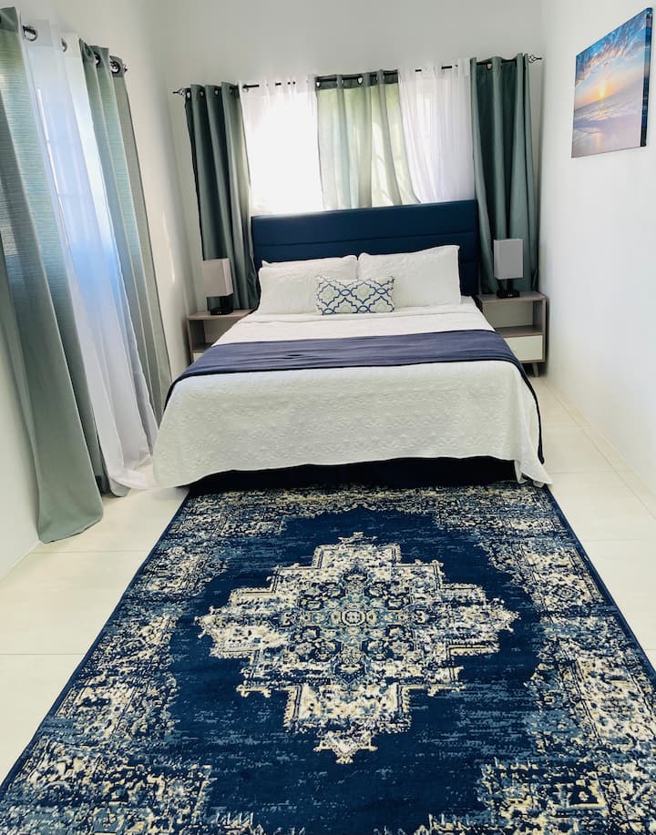 Habitación SkyBlue
Cómoda cama tamaño queen con ropa de cama blanca, ropa de cama adicional y toallas de playa, lámparas de noche regulables de 3 vías, televisión, armario y cajones,  con baño privado en la habitación.

