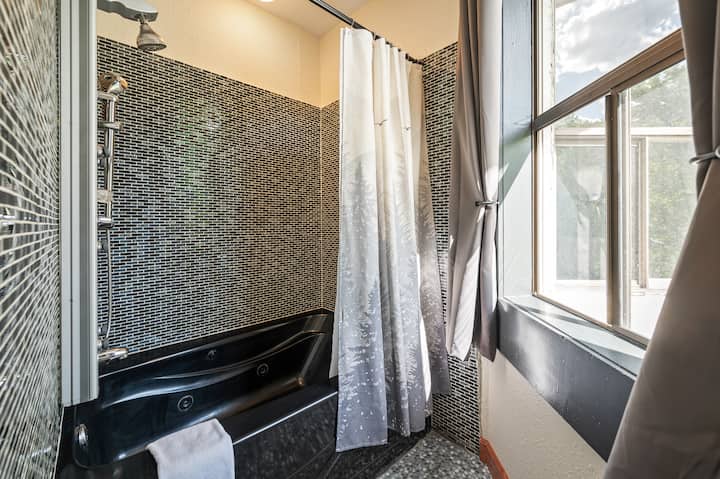 In The Heart Of Leavenworth - King With Jetted Tub - Leavenworth, WA