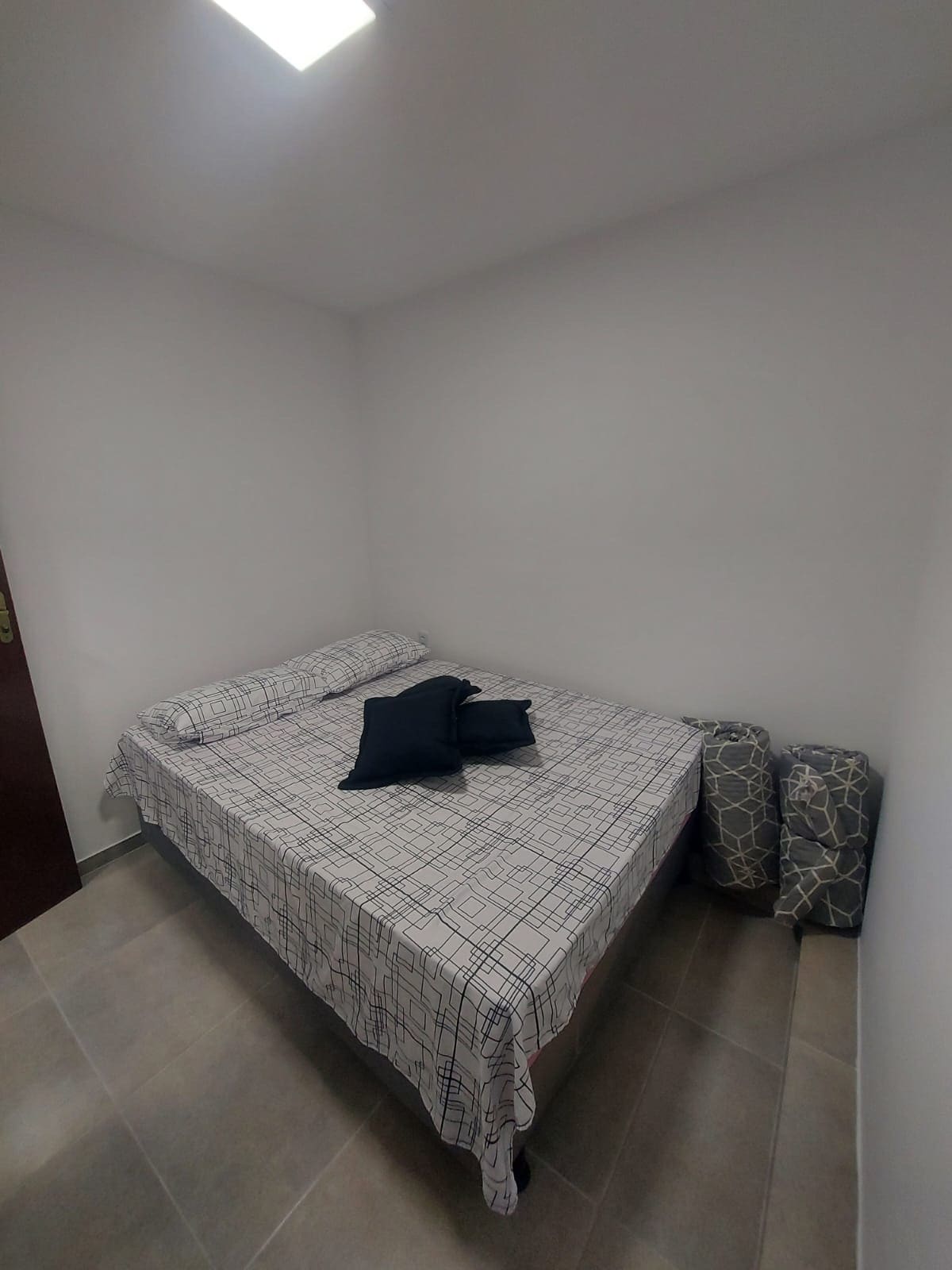 غرفة مزدوجة مع سرير مربع، مروحة توربو و 2 المراتب واحدة مساعدة (ملاحظة: المراتب ليست هي التي في الصورة)