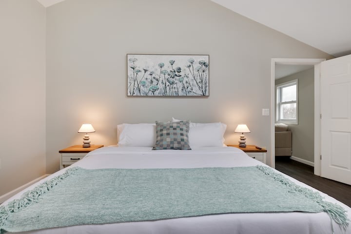 Master Bedroom - King Size Bed 