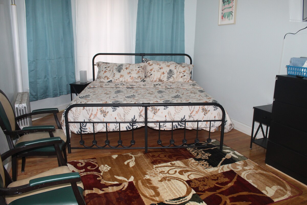 Tercer dormitorio con cama tamaño king y mesitas de noche