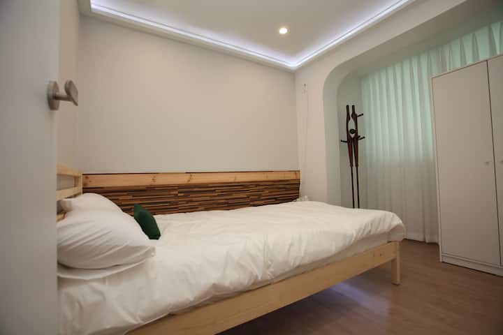 Questa è una piccola stanza. Si tratta
di un 120 * 200 dimensioni IKEA letto super singolo.
Puoi mettere un letto sulla parete per 2 adulti su cui dormire.
C'è l'aria condizionata e una coperta, un piumino, un ferro da stiro elettrico e un asse da stiro nell'armadio.