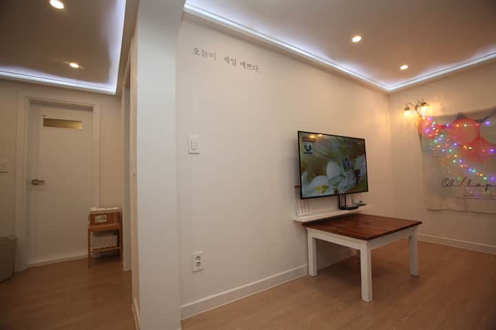 Questo è il soggiorno.
C'è un condizionatore d'aria e una TV da 50 pollici.
La cucina e il soggiorno sono separati, e ci sono due camere, quindi è uno spazio rilassante.