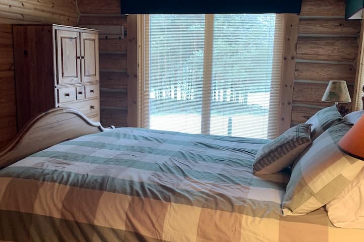 ห้องนอนควีนไซส์ชั้นหลัก 