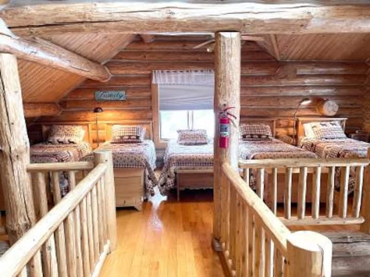 วิวลอฟท์พร้อมเตียงแฝด 5 เตียงและล็อกเกอร์ 4 ตัว