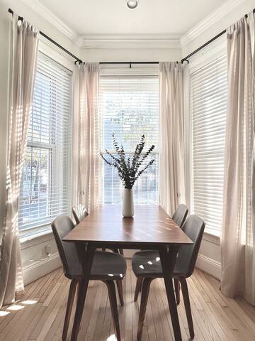 Airy & Bright Rowhome Near US Capitol Free Parking gallery image 5