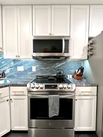 Airy & Bright Rowhome Near US Capitol Free Parking gallery image 4