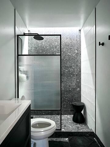 Airy & Bright Rowhome Near US Capitol Free Parking gallery image 3