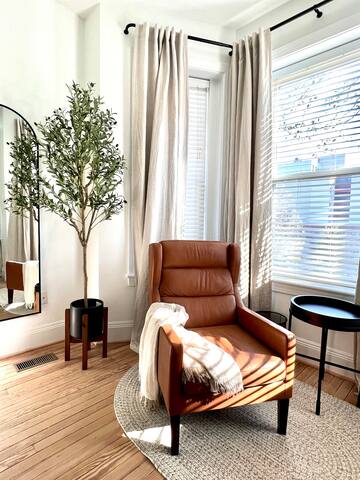 Airy & Bright Rowhome Near US Capitol Free Parking gallery image 2