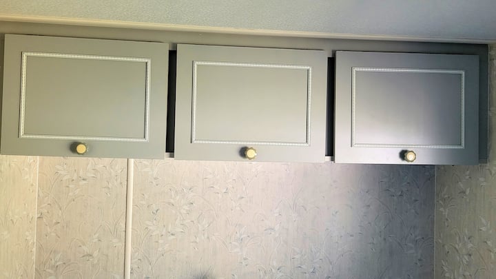 ตู้เก็บของเสริมเหนือเตียงและทั้งสองห้องนอนมีเสื้อผ้า (แขวน) ตู้เสื้อผ้า