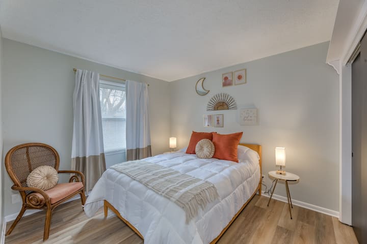 Queen bedroom with oversized closet