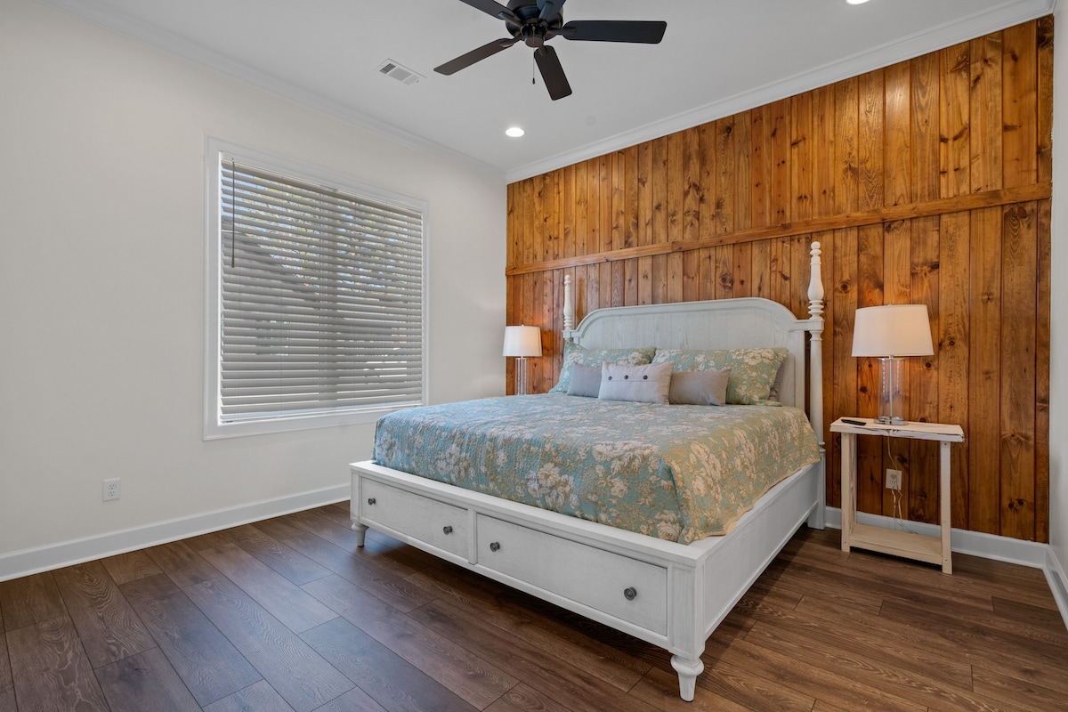 Dormitorio King en la planta baja con baño adjunto.