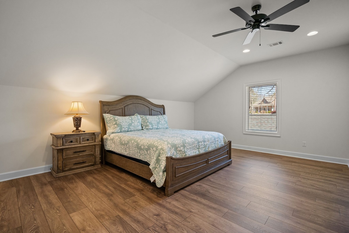 Arriba, dormitorio con cama tamaño king