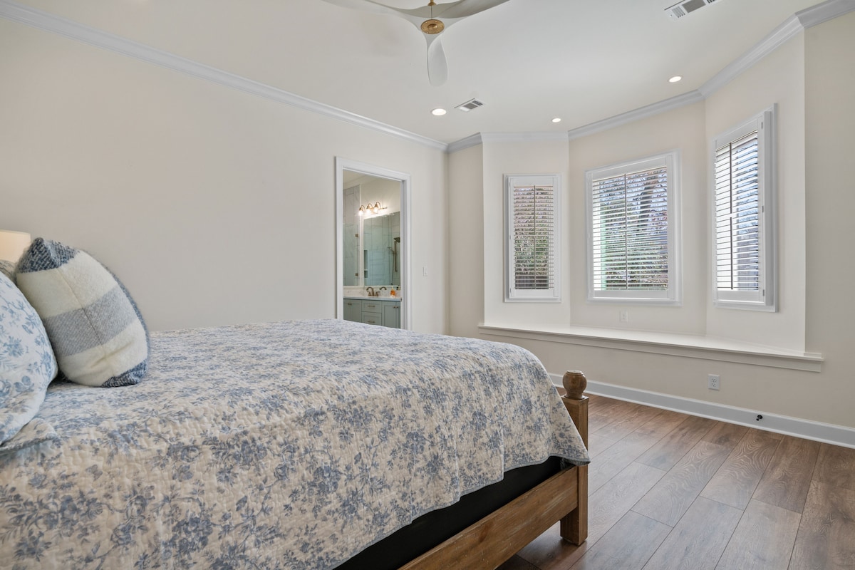 Dormitorio principal en la planta baja con baño adjunto.