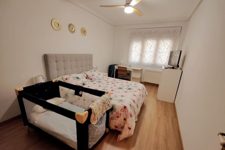 Master bedroom, 150 cm kitanda, 32"TV, dawati na bafu kamili