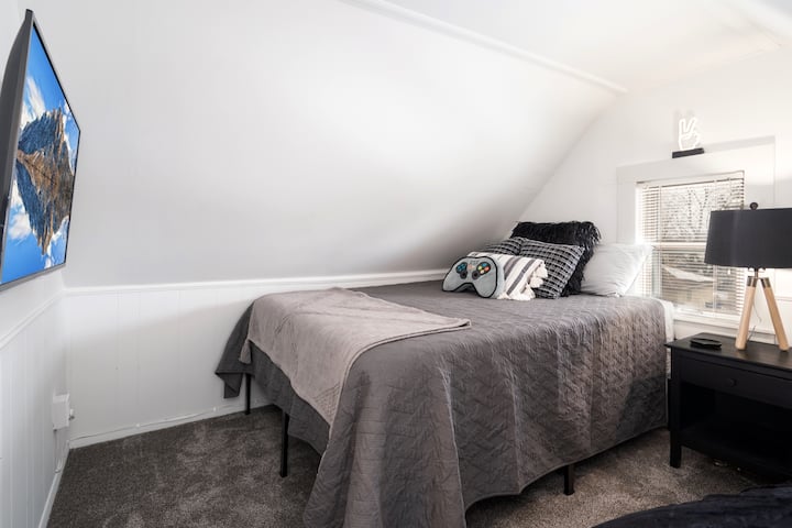 三楼卧室（ The Crow 's Nest ） ，配备40英寸高清电视和巨大的泡沫豆袋椅。  