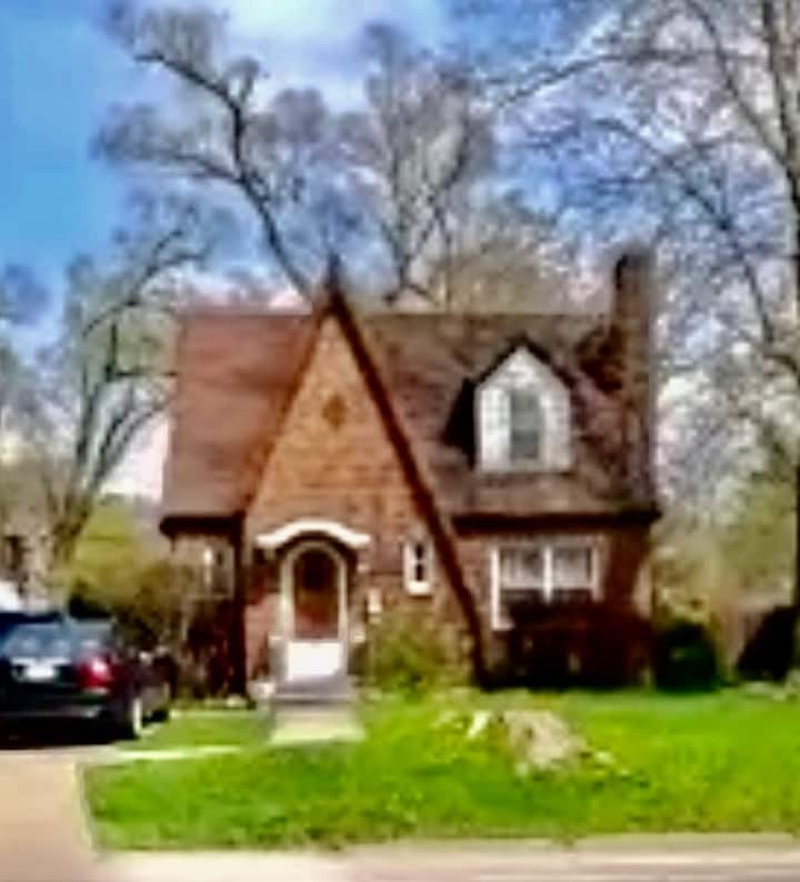 Gingerbread CottageBH Houses for Rent in Benton Harbor, Michigan