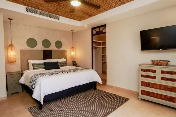 Dormitorio principal con cama tamaño king