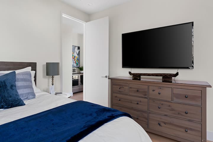 Gästsovrummet i andra våningen har en 55-tums smart TV med gästers tillgång till Netflix, Amazon Prime, Disney+, Apple TV och HBO Max.