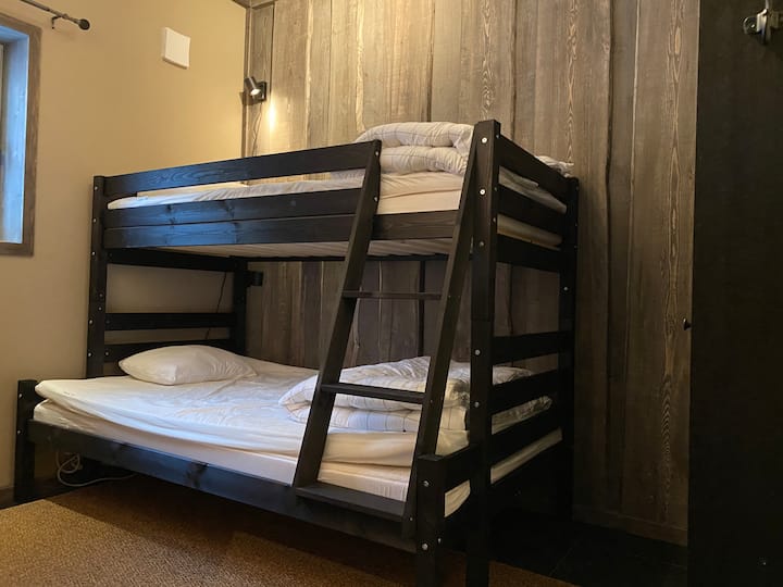 Poschodová posteľ 
Horná posteľ 90 cm 
Spodné lôžko 120 cm