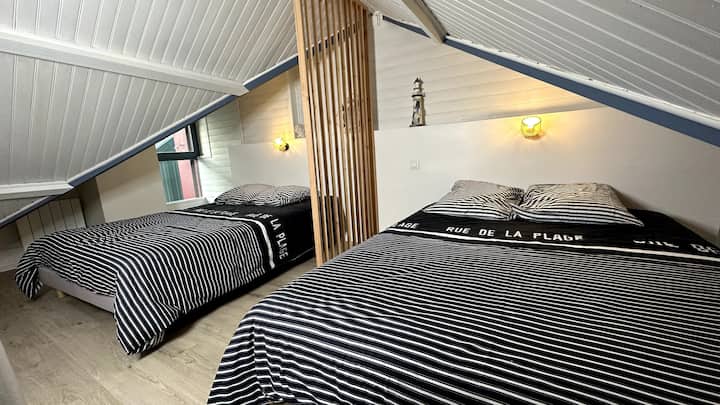 Relax upstairs with its bedroom with two 140 cm beds where everything has been thought out for your comfort.

No need to worry, bed linen is provided by us.