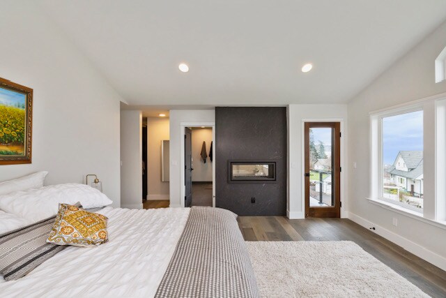 Uitzicht in overvloed… Mastersuite, kingsize bed, eigen balkon, tweezijdige moderne open haard, inloopkast en op suite vijf-delige badkamer met bad.