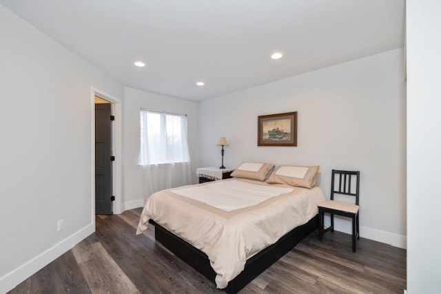 Gastenkamer op hoofdniveau met queensize bed en een eigen badkamer / douche