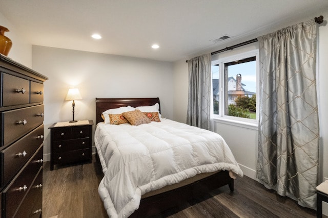 Daglicht kelderkamer met queensize bed en volledig bad naast de kamer.