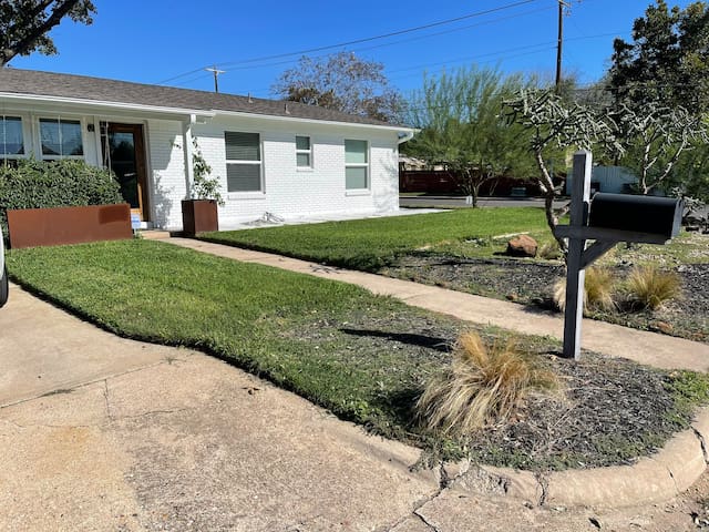 GRayT Mueller Home | 2B/2B