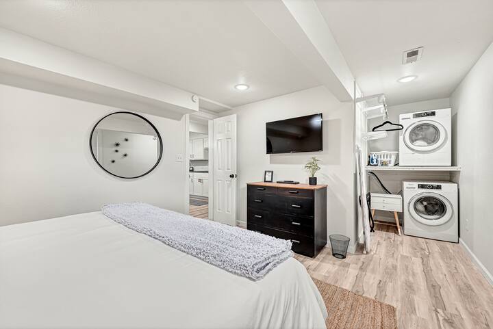 Télévision intelligente Roku et lave-linge séchant dans la chambre