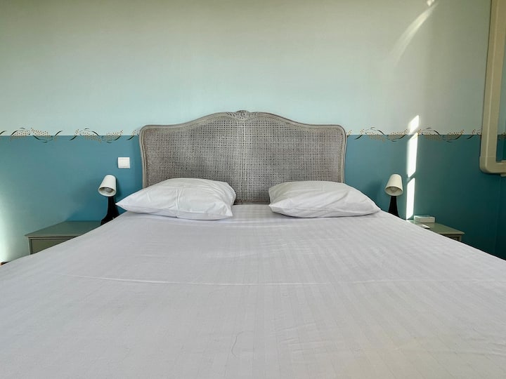 Ლურჯი საძინებელი თავისი საწოლით 160 × 200 სმ