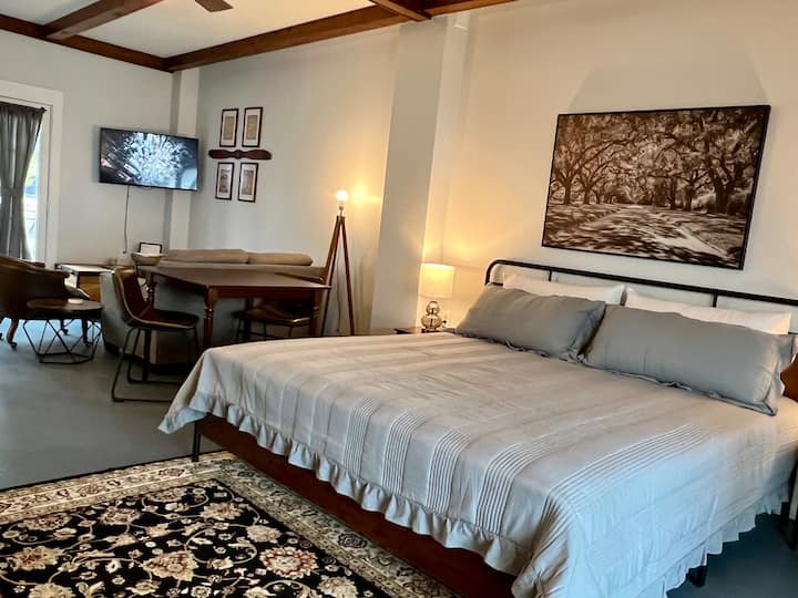 Bračni krevet (180x200) i stol za objedovanje sa stolicama.