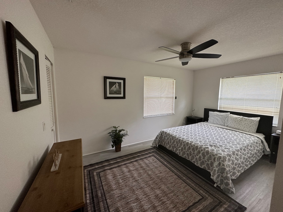 Izba pre hostí 1 so šatníkom a stmievateľnými lampami 