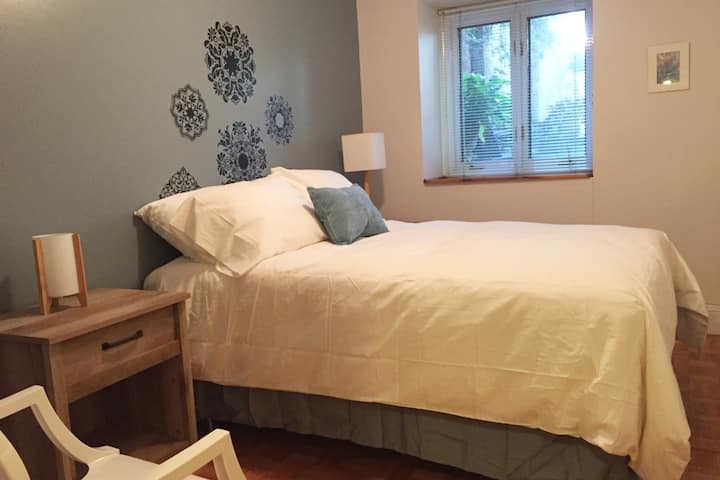 डबल बेड वाला तीसरा बेडरूम, आरामदायक और शांत