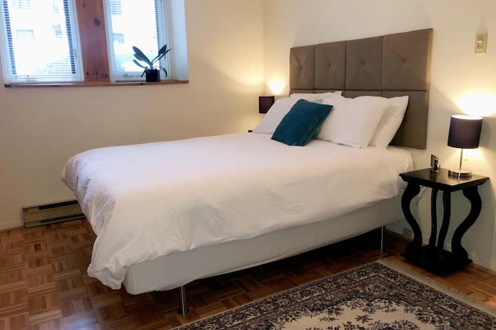 क्वीन साइज़ बेड के साथ दूसरा बेडरूम चमकीला और धूप वाला