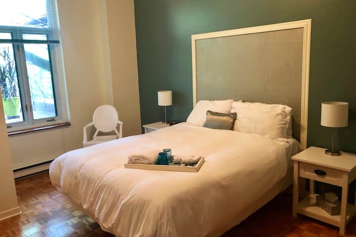 आरामदायक क्वीन बेड वाला पहला बेडरूम