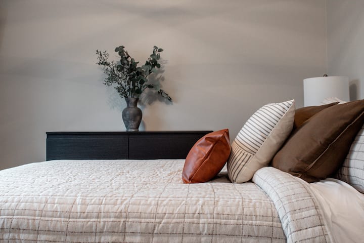 למעלה תמצאו חדרי שינה מרווחים עם מזרני קווין עם כריות, סדיני כותנה יוקרתיים ומצעים רכים. לפרוק ולהירגע עם ארון כניסה, חדר רחצה מלא בקומה העליונה, טלוויזיות Roku ונוף יפהפה של יער צפון ג'ורג'יה!