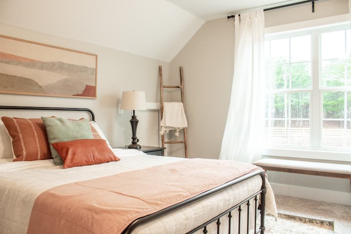 למעלה תמצאו חדרי שינה מרווחים עם מזרני קווין עם כריות, סדיני כותנה יוקרתיים ומצעים רכים. לפרוק ולהירגע עם ארון כניסה, חדר רחצה מלא בקומה העליונה, טלוויזיות Roku ונוף יפהפה של יער צפון ג'ורג'יה!