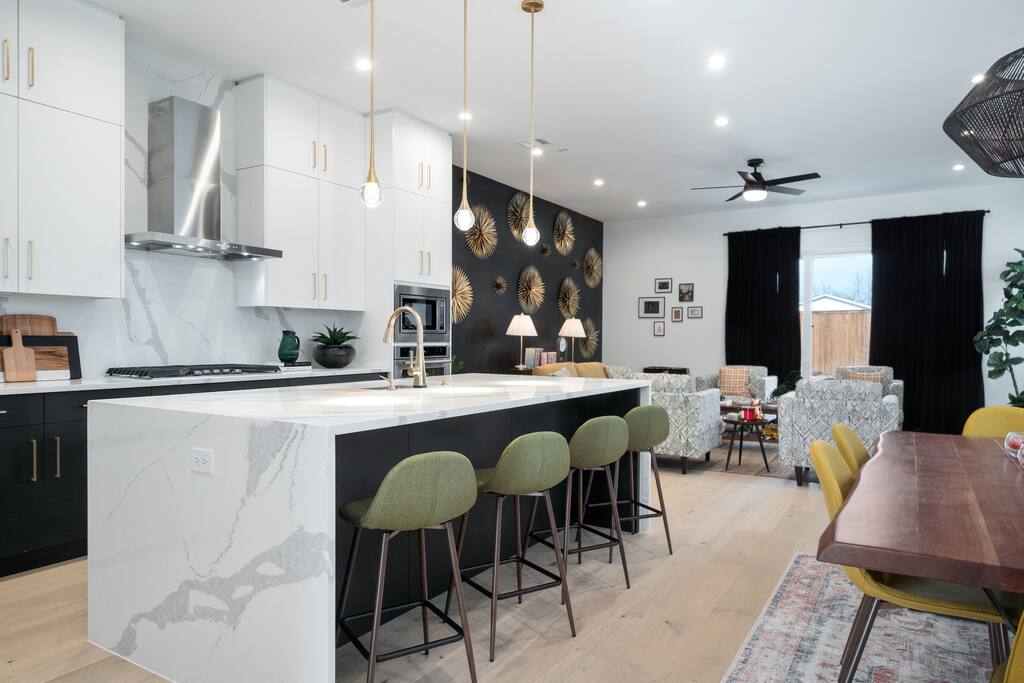 Airbnb NEW Build - 4Br/4.5 Bath in OAK LAWN