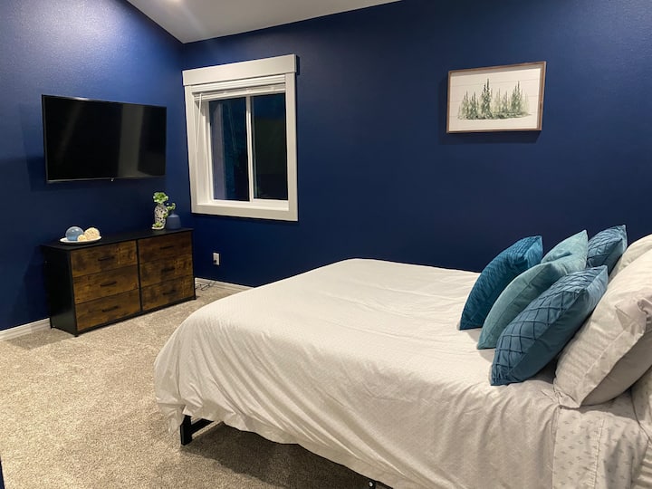 Მთავარი ფლიგელი ორადგილიანი საწოლითა და ცალკე სააბაზანოთი.