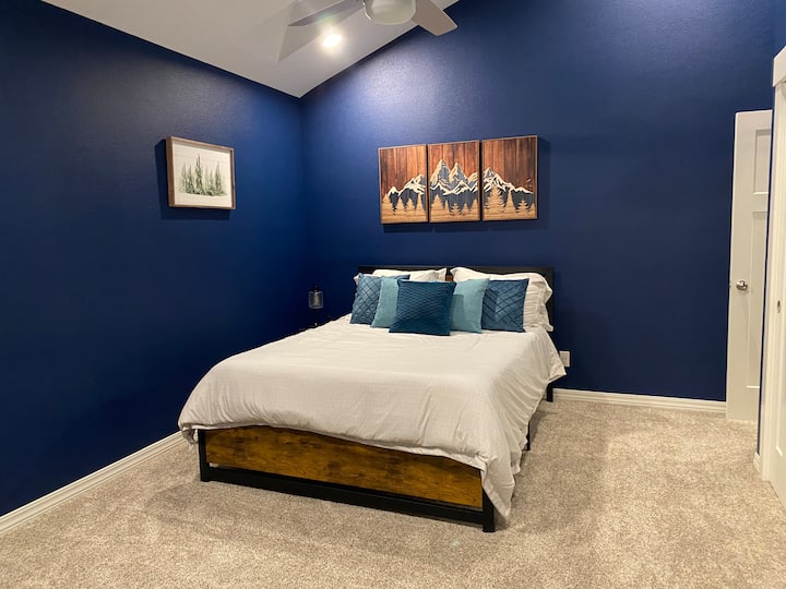 Მთავარი ფლიგელი ორადგილიანი საწოლითა და ცალკე სააბაზანოთი.