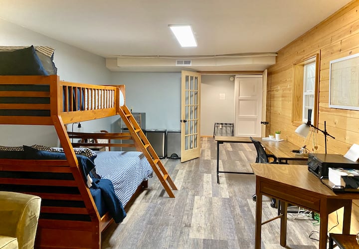 პირველი სართულის საძინებელი საერთო სივრციდან მოშორებით. Ამ დიდ ოთახს აქვს ორადგილიანი სრული ორსართულიანი საწოლი, დიდი ტელევიზორი, სავარძელი და დიდი სამუშაო მაგიდა, საჭიროებისამებრ. 