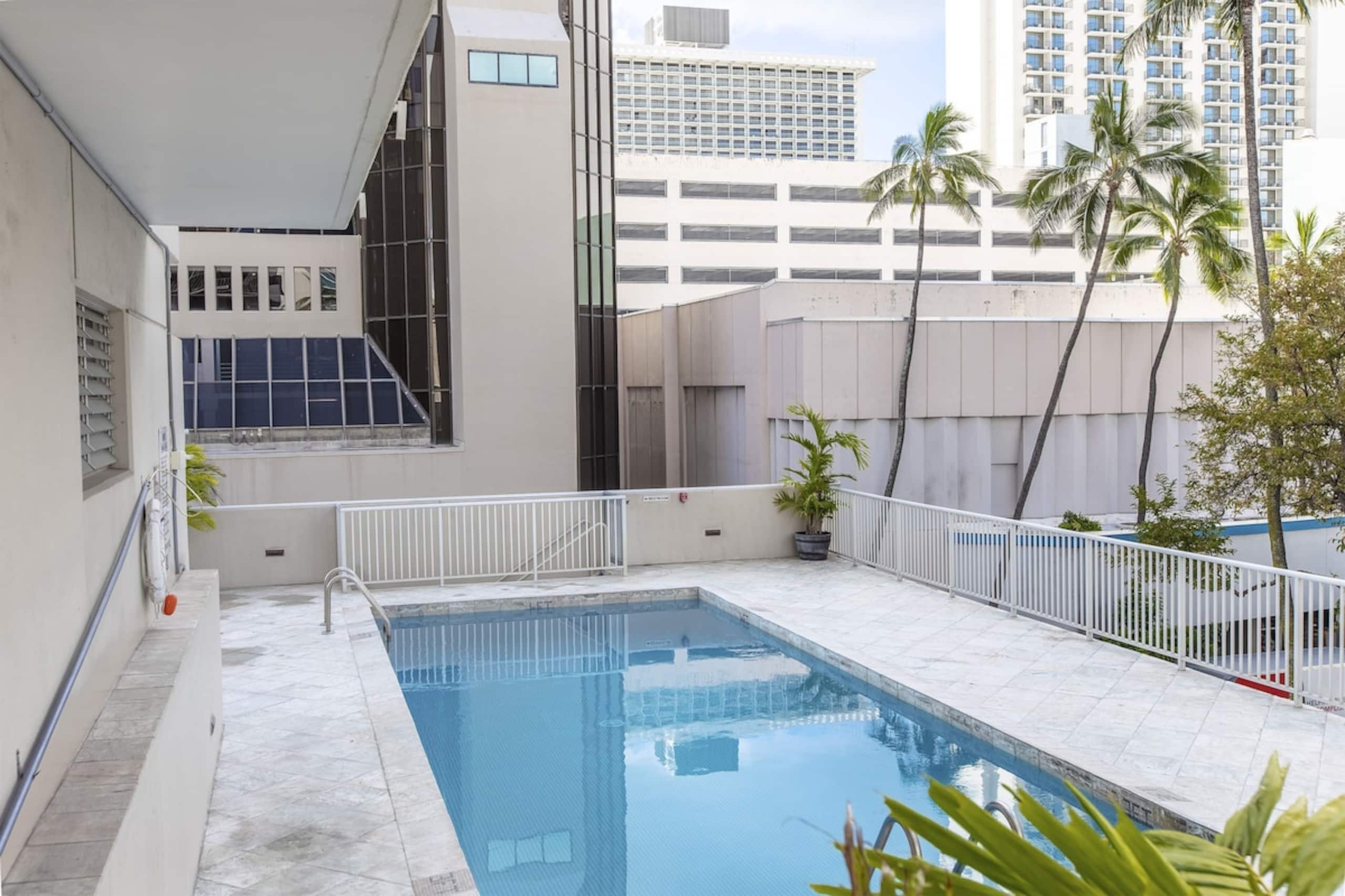 Free Parking! Cozy Island Studio-Central Waikiki! - Image 3
