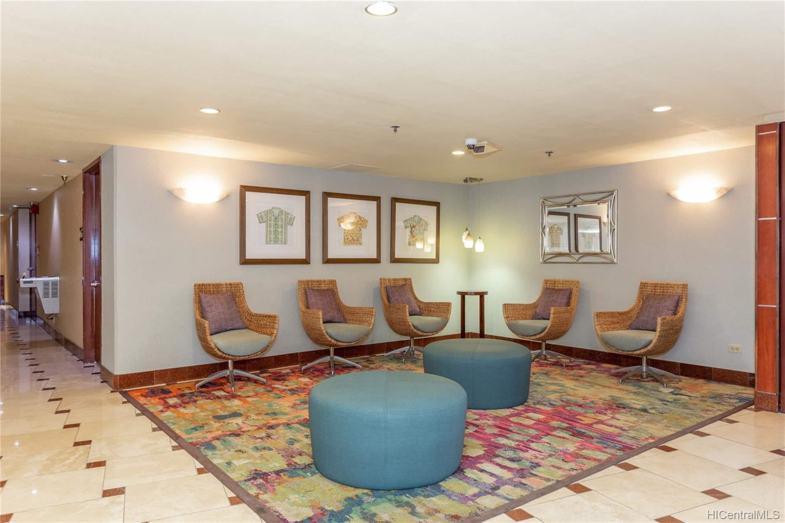 Free Parking! Cozy Island Studio-Central Waikiki! - Image 6