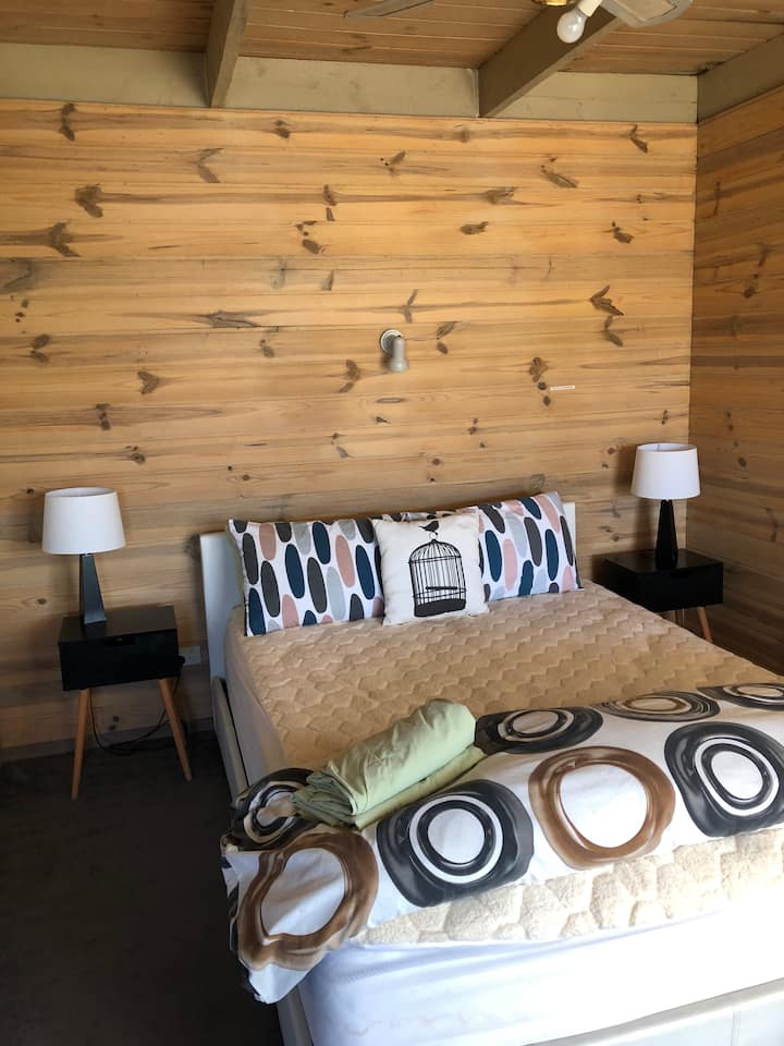 Брачен кревет (широк 180 - 200 см)