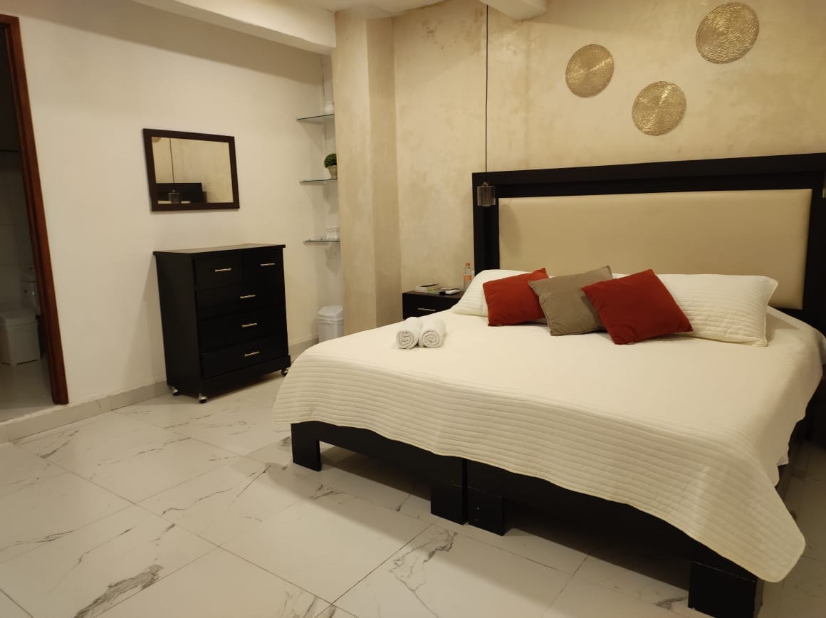 Chumba cha kulala cha kiwango cha juu kilicho na kitanda cha ukubwa wa king